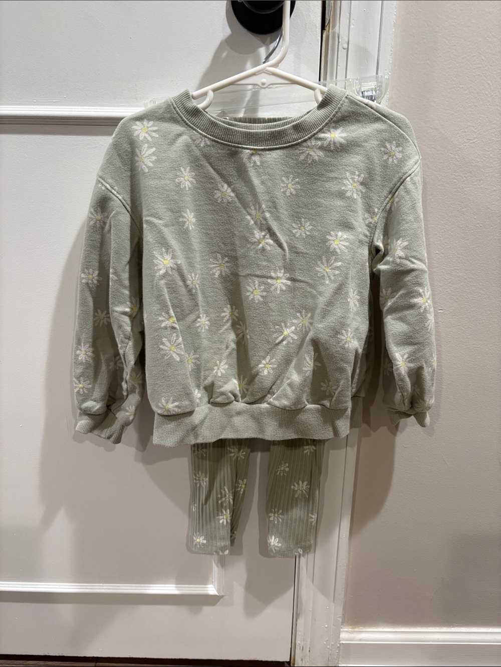 Cat & Jack Sage Green Daisy Pajama Set